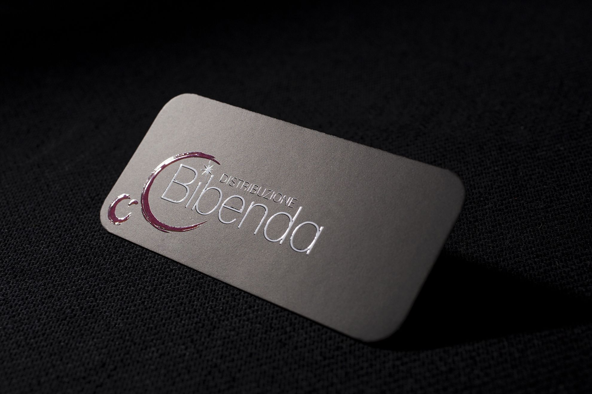 Elegante biglietto da visita di lusso in argento inciso con design. Biglietti da visita premium finiture metalliche raffinate e lettere incise per dirigenti. Sprint24.
