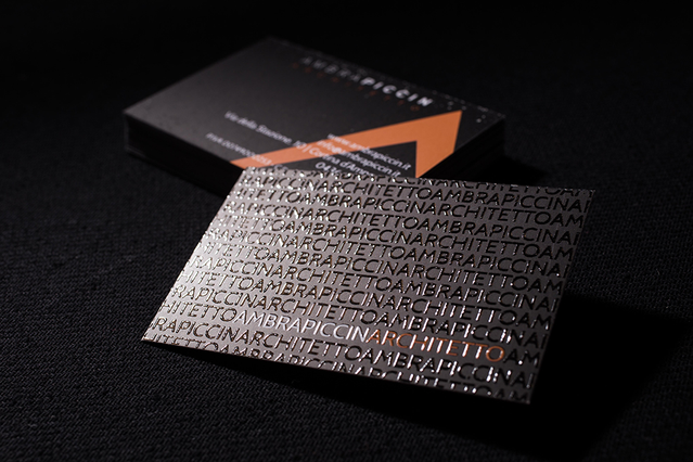 Biglietti da visita classici UV premium finitura metallica texturizzata che riflette la luce. Sprint24.