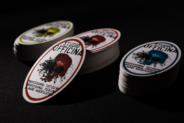 Biglietti da visita ovali UV premium finitura lucida spettacolare per imprenditori creativi. Sprint24.
