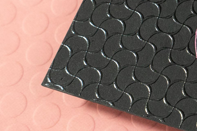 Biglietti da visita professionali per avvocato rosa e nero. Biglietti da visita premium avvocati design bicolore rosa corallo e nero texture rilievo. Sprint24.