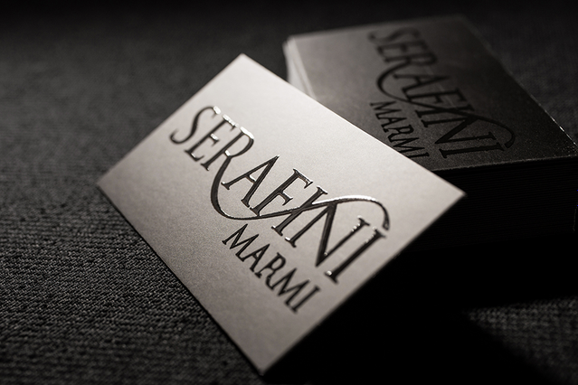 Biglietti da visita UV classici premium goffatura elegante e tipografia sofisticata. Sprint24.
