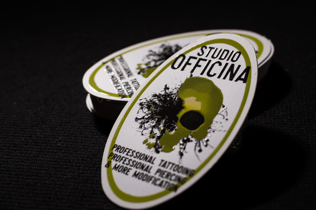 Biglietto da visita forma chiave vintage motel fustellato finitura vernice UV per tatuatori. Sprint24.