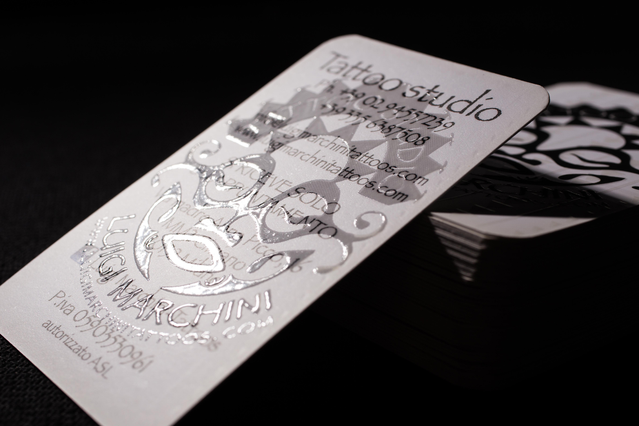 Biglietto da visita vernice UV opera d'arte tatuaggio intricata finitura lucida premium. Sprint24.