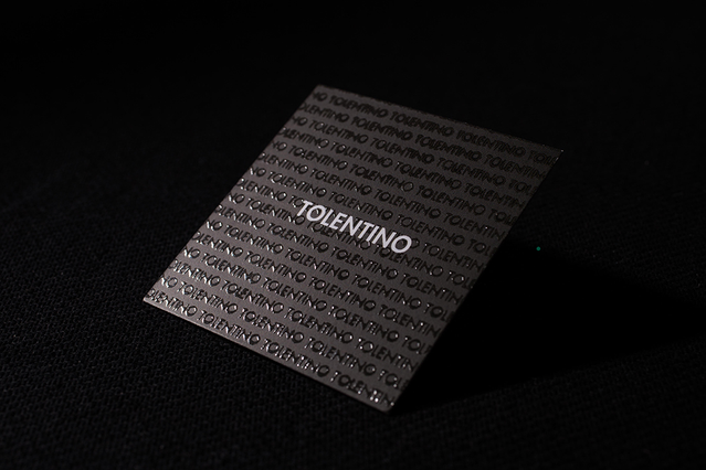 Biglietto da visita quadrato premium texture scura Solunindo stampa UV per riconoscimento. Sprint24.