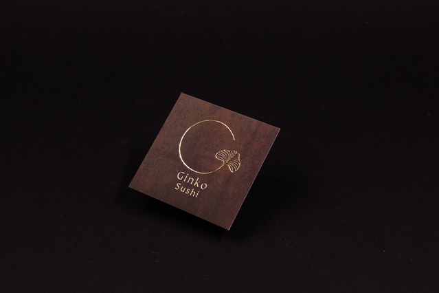 Biglietto da visita quadrato marrone scuro logo lamina oro per Ginko Sushi premium. Sprint24.