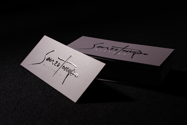 Presenta il tuo brand con i nostri mini biglietti da visita UV, progettati per professionisti che cercano un tocco originale. Questi eleganti cartellli premium presentano una finitura raffinata con protezione di rivestimento UV. Ideali per il networking e per fare un'impressione memorabile con il tuo stile unico.